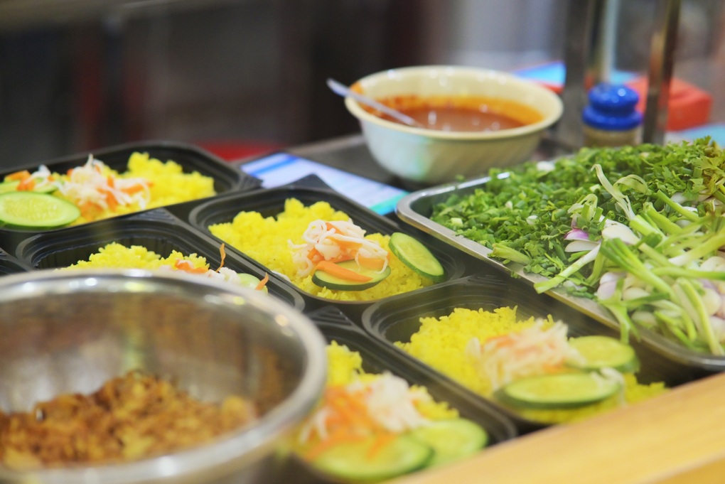 Kỹ lưỡng trong từng khâu chuẩn bị luôn là điều quan trọng nhất để tạo nên món cơm gà được yêu thích của Cơm gà Tùng.