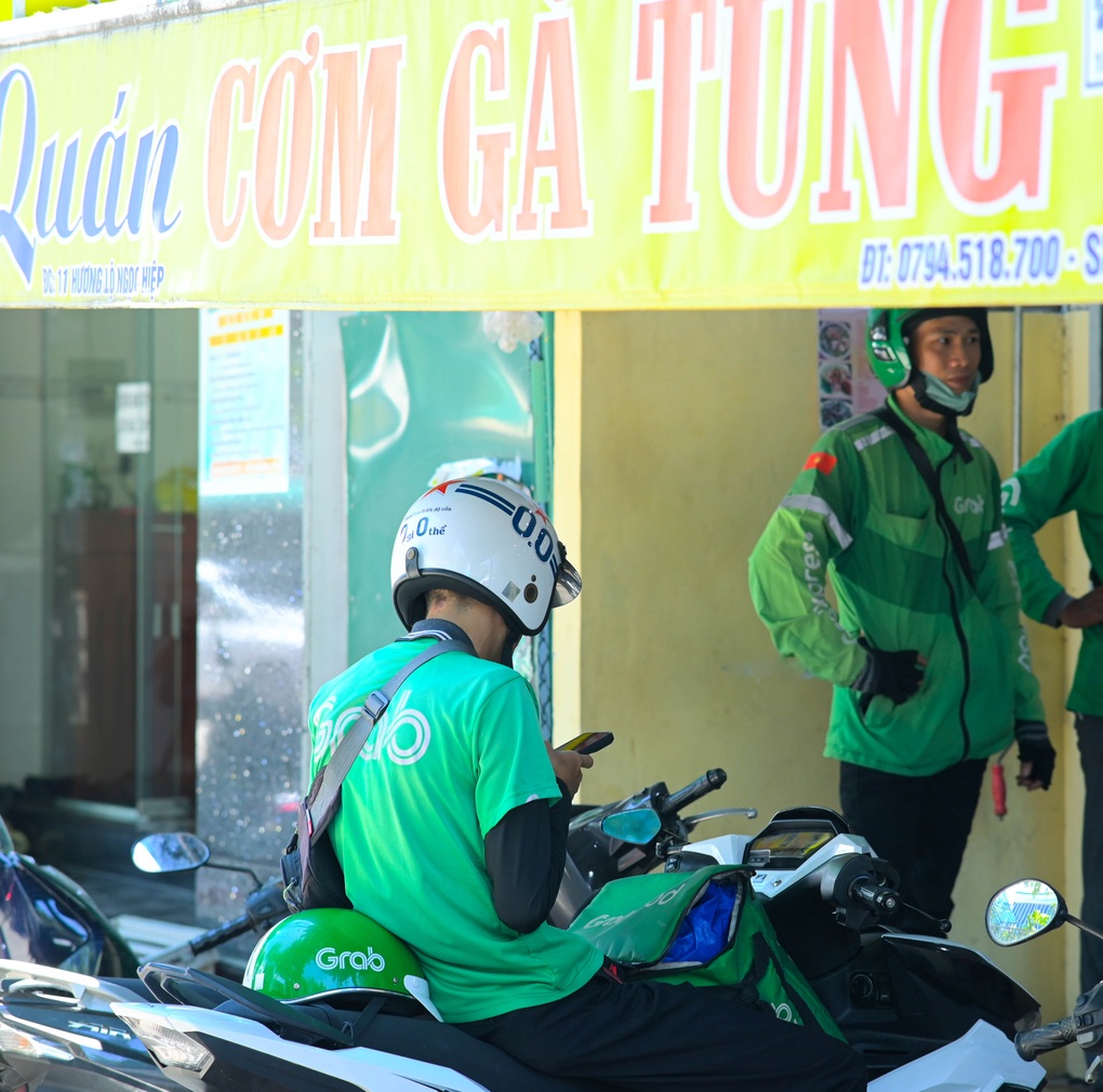 Không khó để thấy các bác tài Grab chờ nhận đơn hàng Cơm gà Tùng mỗi buổi trưa và tối.
